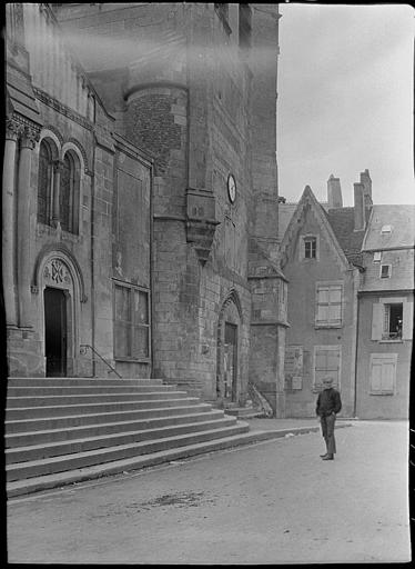 Façade : partie inférieure et escalier extérieur, passant