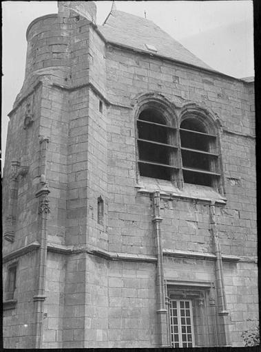 Façade, côté presbytère : fenestrage