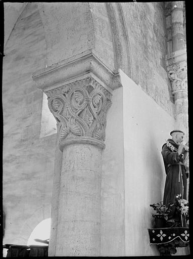 Intérieur : statue et chapiteau du transept, feuillages