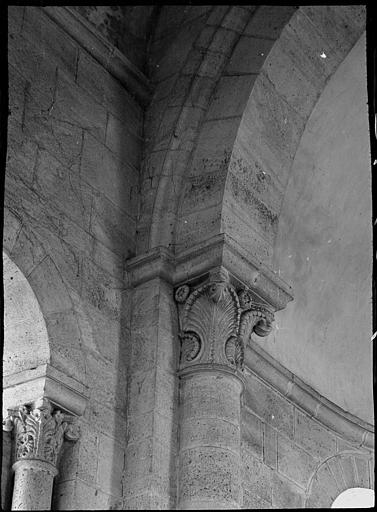 Intérieur : chapiteaux du choeur à gauche, feuillages