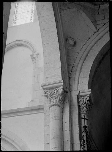 Intérieur : chapiteaux de gauche entre le transept et la nef