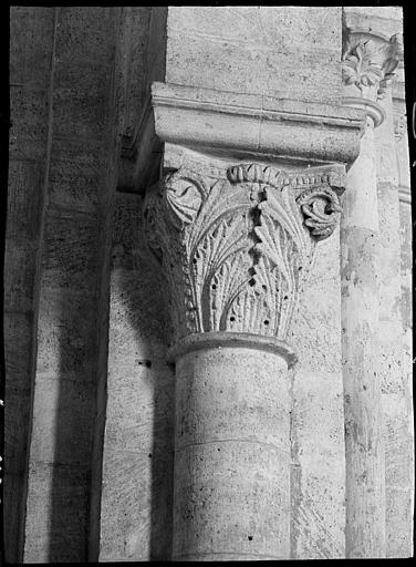 Intérieur : chapiteau du bas-côté nord, feuillages