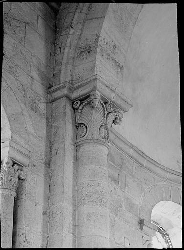 Intérieur : chapiteaux du choeur à gauche, feuillages