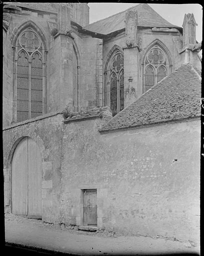 Détail de l'abside, mur latéral et porte