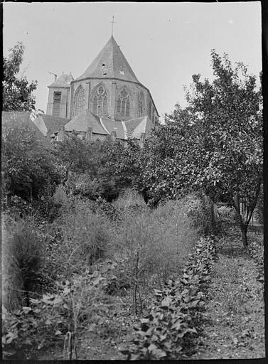 Abside et clocher vus en contrebas