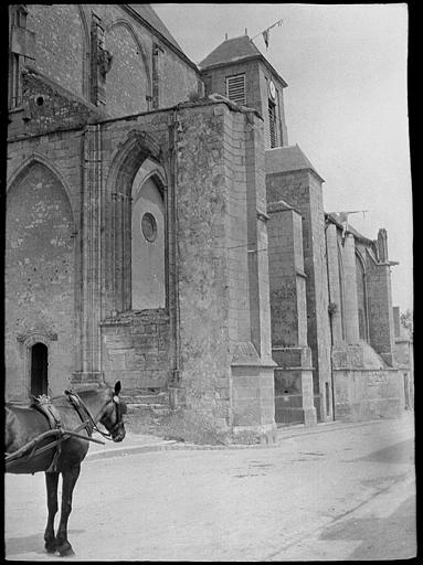 Façade latérale : contreforts, clocher