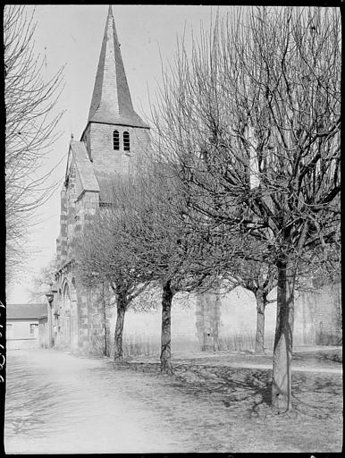 Façade latérale et clocher depuis une place