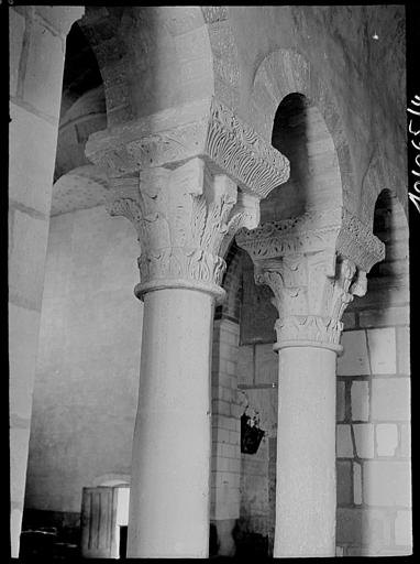 Intérieur : chapiteaux du choeur, feuillages