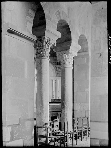 Intérieur : chapiteaux sur colonnes de la nef, feuillages