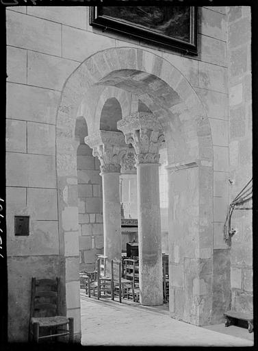 Intérieur : colonnes du choeur vues au travers d'une arcade