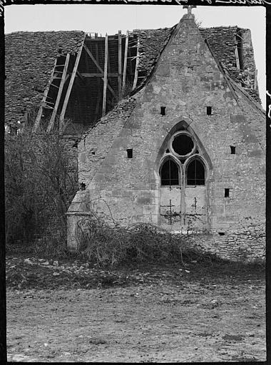 Pignon sud en ruines : fenêtre