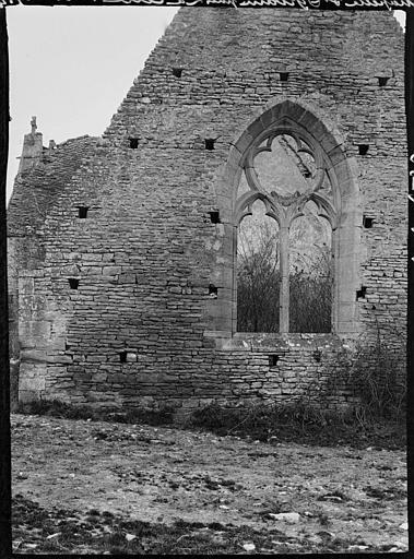 Pignon sud en ruines : fenêtre