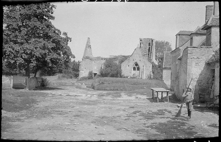 Ensemble sud en ruines, paysan devant une ferme