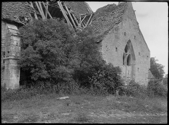 Façade sud en ruines : fenêtre