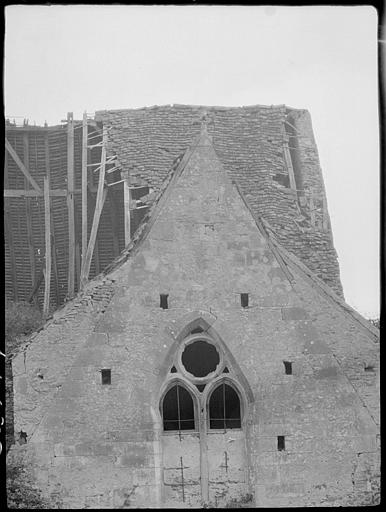 Pignon sud en ruines : fenêtre