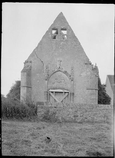 Pignon ouest en ruines, portail