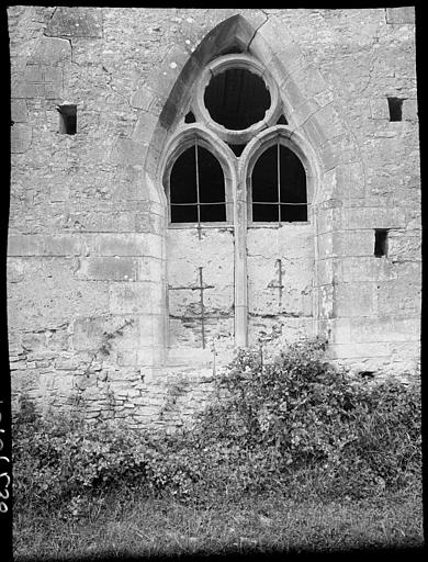 Pignon sud en ruines : fenêtre