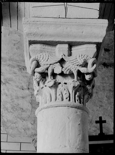 Intérieur : chapiteau de la troisième colonne du choeur, animaux entrelacés