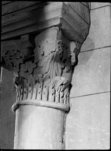 Intérieur : chapiteau de la quatrième colonne du choeur, feuillages et tête d'animaux