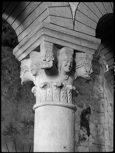 Intérieur : chapiteau de la deuxième colonne du choeur, têtes humaines