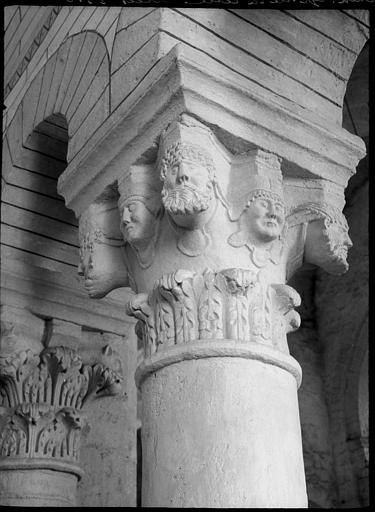 Intérieur : chapiteau de la deuxième colonne du choeur, têtes humaines