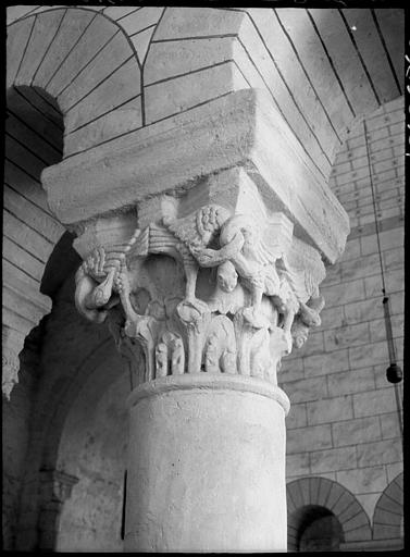 Intérieur : chapiteau de la troisième colonne du choeur, animaux entrelacés