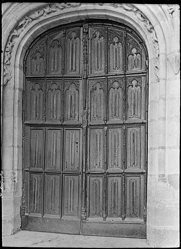 Façade ouest : portail central, vantaux