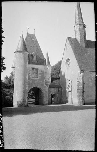 Châtelet d'entrée, façade et clocher de l'église