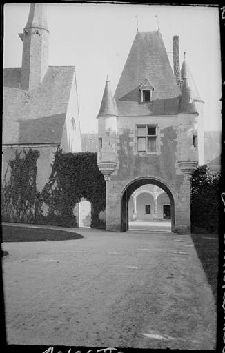 Châtelet d'entrée avec porche