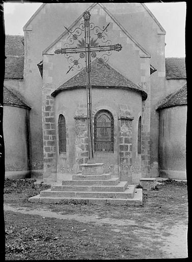 Abside : croix en fer forgé