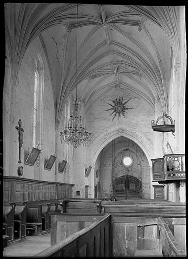 Intérieur : la nef vers l'entrée