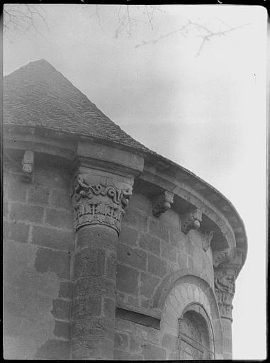 Abside : corniche, chapiteau, animaux et feuillages