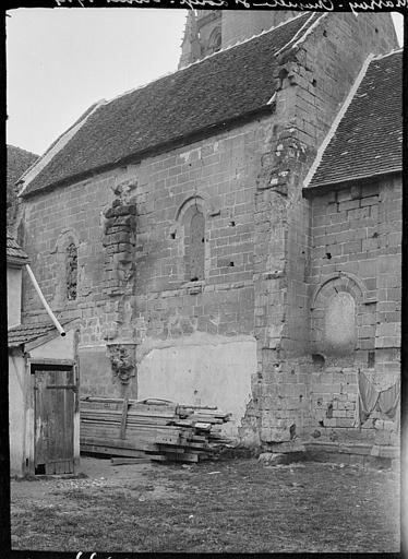 Façade latérale en cours de restauration