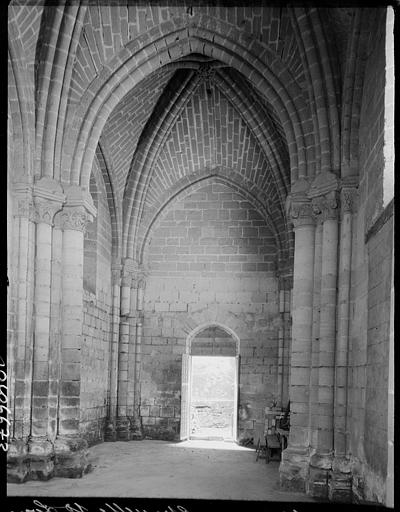 Intérieur : la nef vers l'entrée