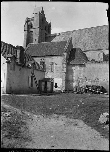 Ensemble, côté de la ferme, clocher de l'église à l'arrière-plan