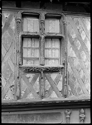 Façade à pans de bois sur rue : fenêtre