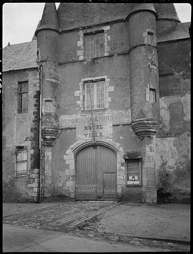 Entrée de l'ancien château devenu Hôtel de Ville