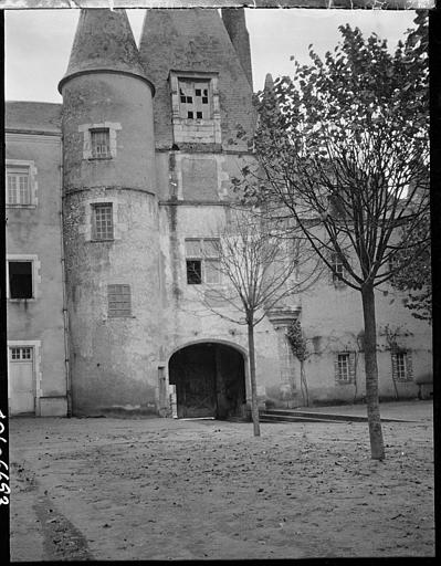 Entrée de l'ancien château devenu Hôtel de Ville