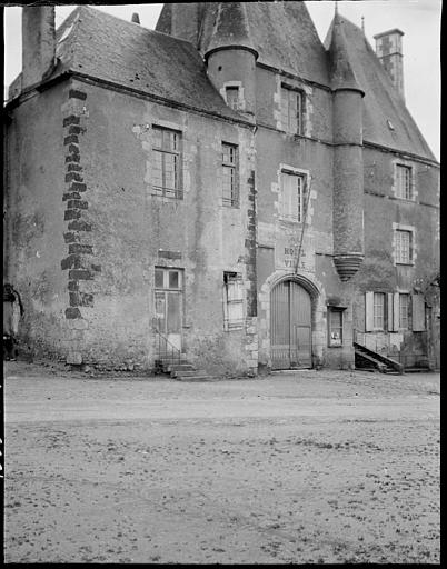 Entrée de l'ancien château devenu Hôtel de Ville