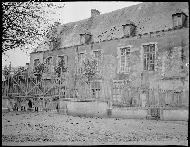 Façade sur cour de l'ancien château devenu Hôtel de Ville