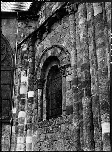 Abside : fenêtre d'une chapelle vue de l'extérieur