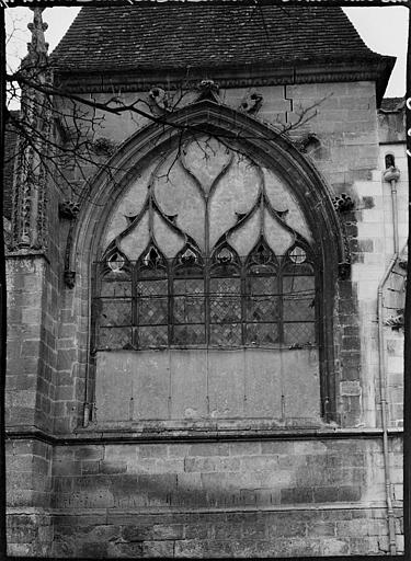 Fenêtre vue de l'extérieur : chapelle du bas-côté sud