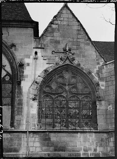 Fenêtre  vue de l'extérieur : chapelle du bas-côté sud