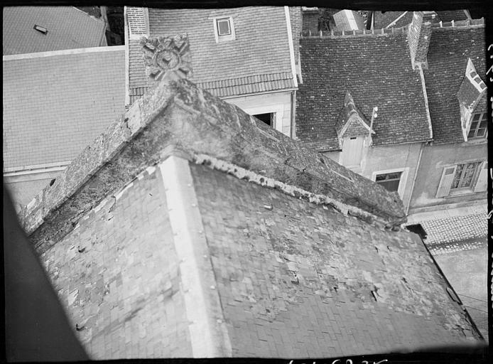 Du faîte du toit, vue sur les maisons en contrebas