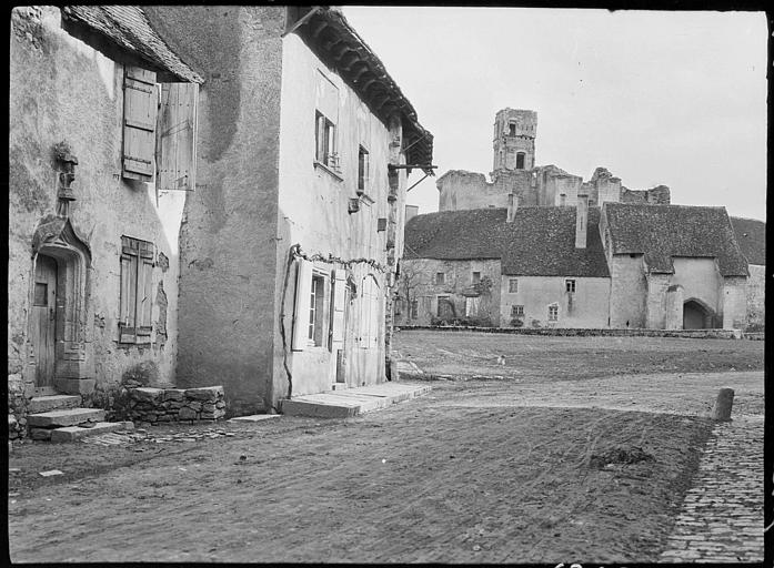 Une rue du village, le château à l'arrière-plan