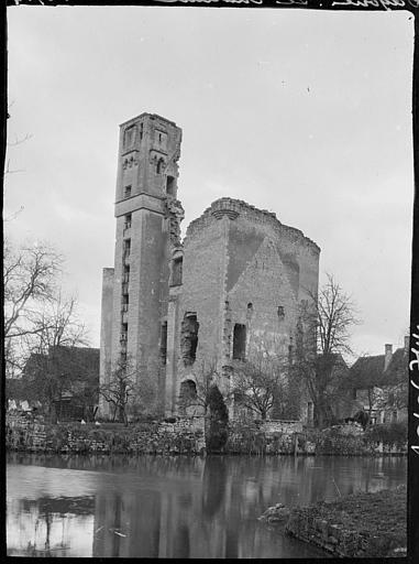 Ensemble du donjon, douves