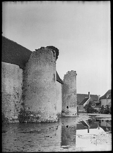 Fortifications, tours et maisons du village