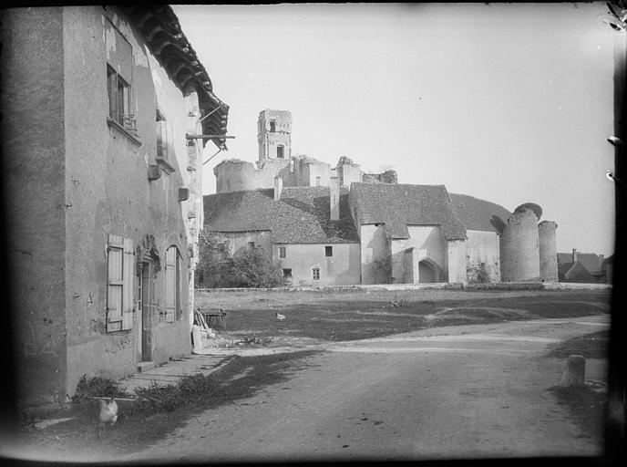 Une rue du village, le château à l'arrière-plan