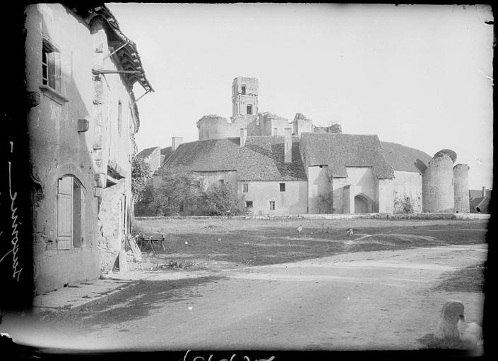 Une rue du village, le château à l'arrière-plan