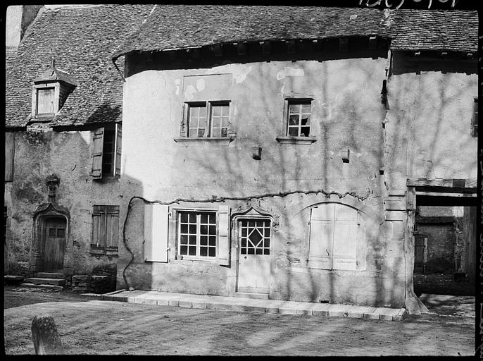 Maison ancienne : façade sur rue